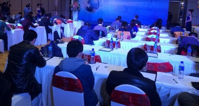 “澳大利亚的银行避开了金融危机然后他们自满了” “澳大利亚的银行避开了金融危机然后他们自满了”