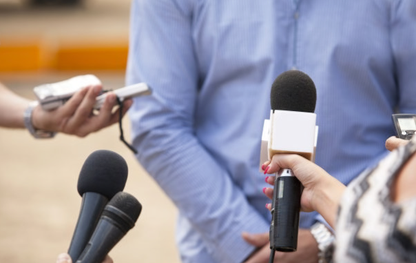 “由于美元走强黄金价钱跌至两周多以来的低点” “由于美元走强黄金价钱跌至两周多以来的低点”